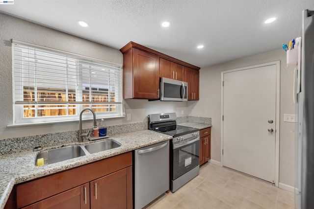 1820 S Willow Creek Dr, Tracy, CA 95376
