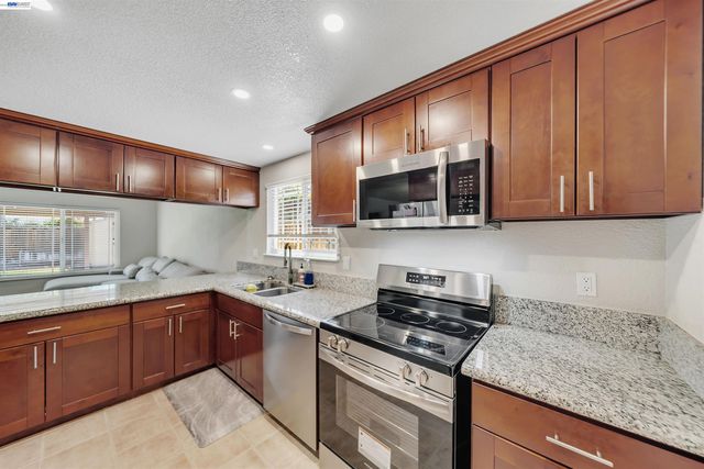 1820 S Willow Creek Dr, Tracy, CA 95376