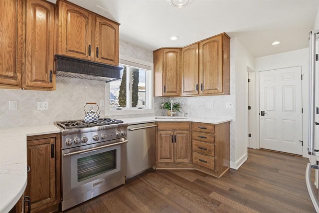 6097 E LYNGAAS ROAD, Winneconne, WI 54986