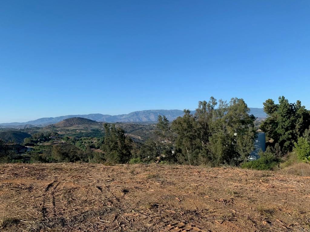 Image 2 of property listing at 11156 E Meadow Glen Way, Escondido, CA 92026