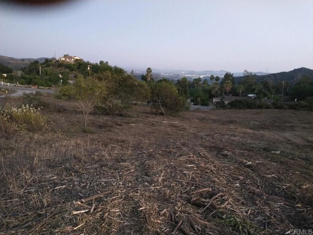 Image 3 of property listing at 11156 E Meadow Glen Way, Escondido, CA 92026