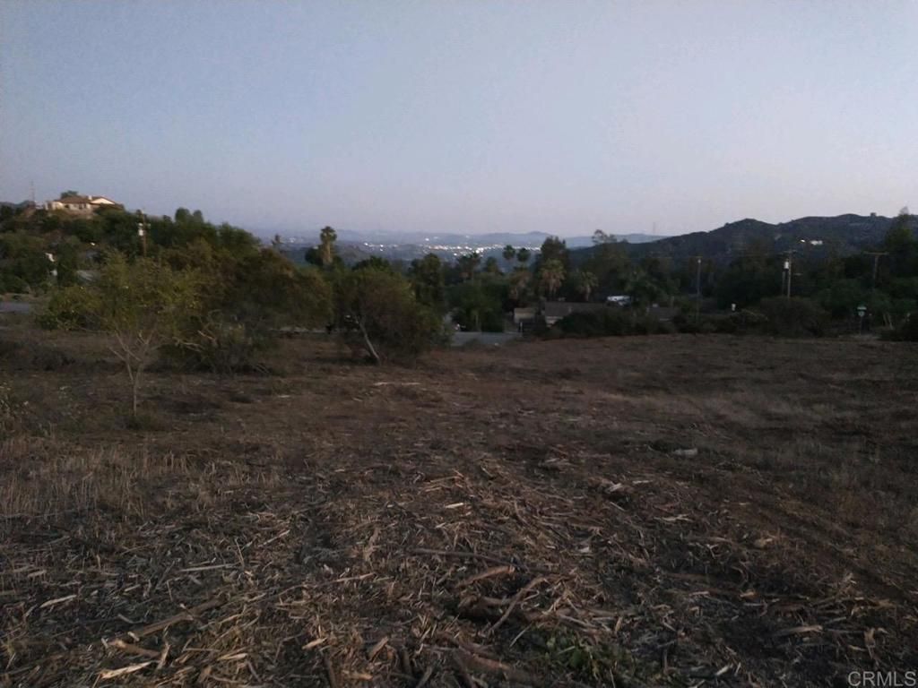 Image 4 of property listing at 11156 E Meadow Glen Way, Escondido, CA 92026
