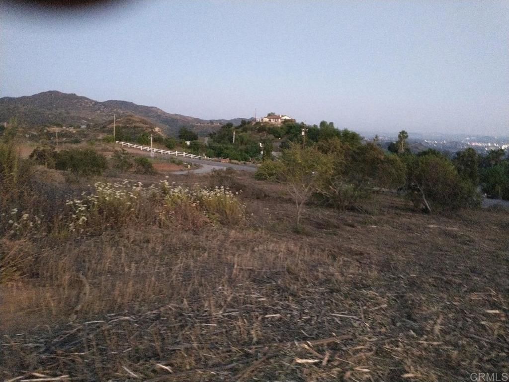 Image 5 of property listing at 11156 E Meadow Glen Way, Escondido, CA 92026