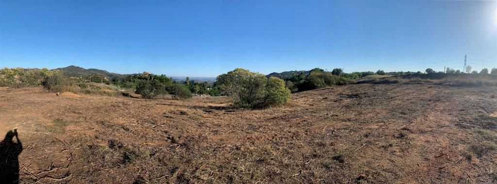Image 6 of property listing at 11156 E Meadow Glen Way, Escondido, CA 92026