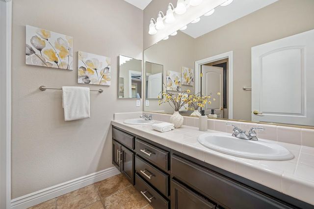 2110 Blackheath Ln, Roseville, CA 95678