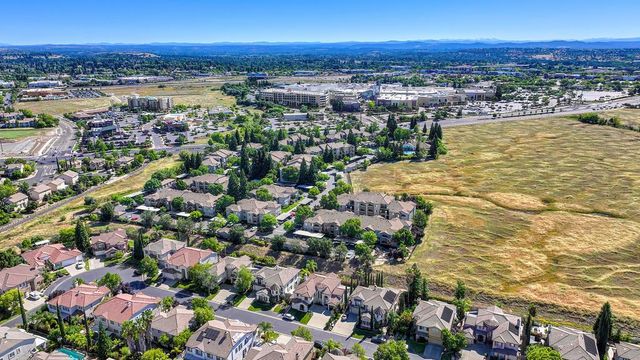 2110 Blackheath Ln, Roseville, CA 95678