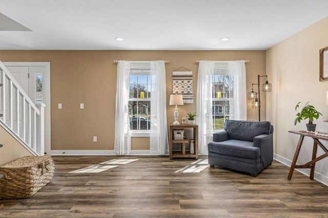 2423 Pond Avenue E, Maplewood, MN 55119