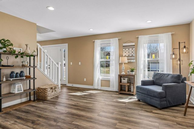 2423 Pond Avenue E, Maplewood, MN 55119