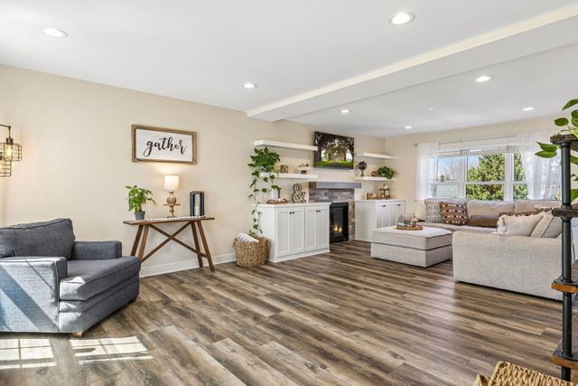 2423 Pond Avenue E, Maplewood, MN 55119