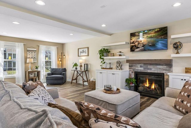 2423 Pond Avenue E, Maplewood, MN 55119