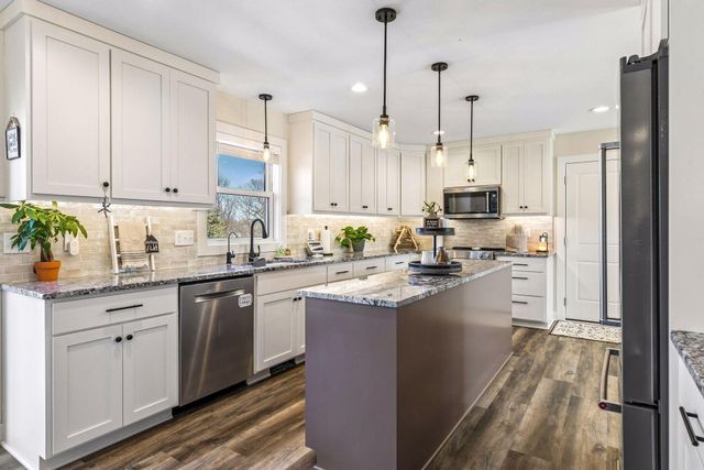 2423 Pond Avenue E, Maplewood, MN 55119