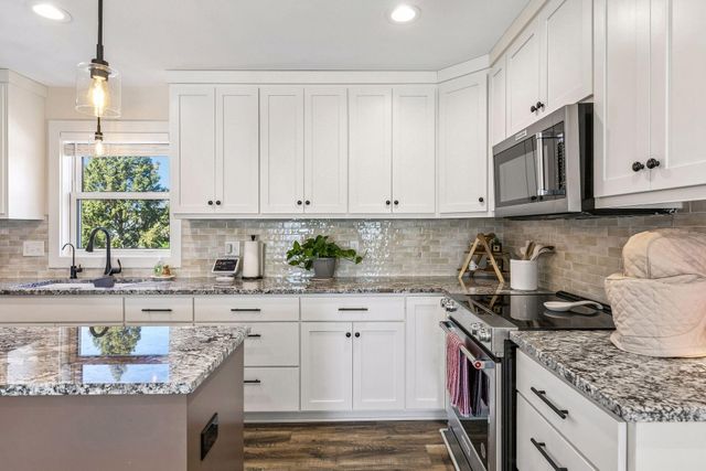 2423 Pond Avenue E, Maplewood, MN 55119