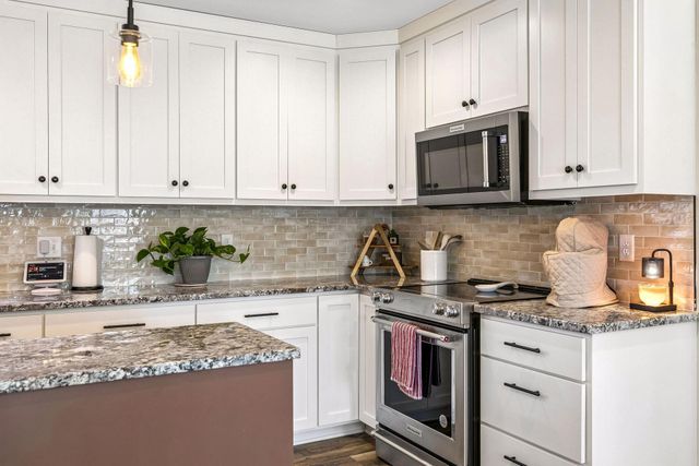 2423 Pond Avenue E, Maplewood, MN 55119