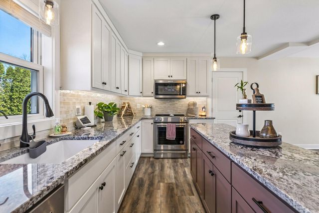 2423 Pond Avenue E, Maplewood, MN 55119