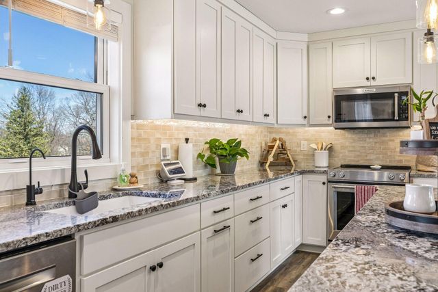 2423 Pond Avenue E, Maplewood, MN 55119