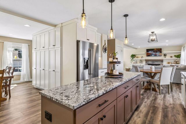 2423 Pond Avenue E, Maplewood, MN 55119