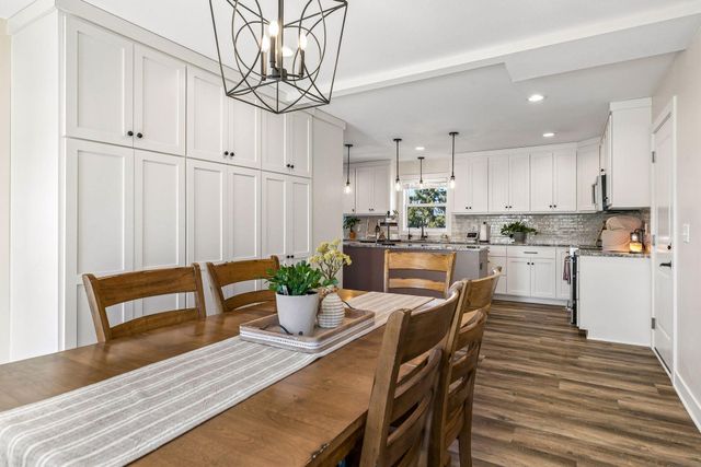 2423 Pond Avenue E, Maplewood, MN 55119