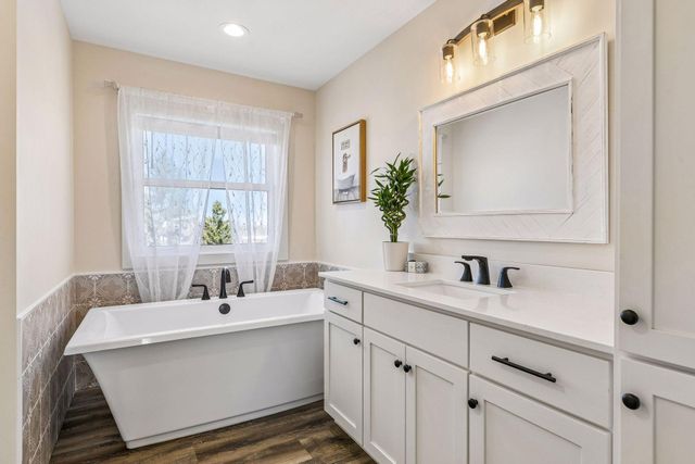 2423 Pond Avenue E, Maplewood, MN 55119