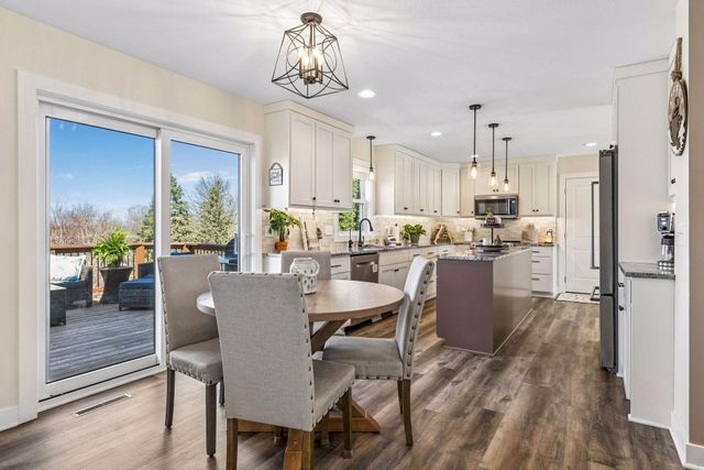 2423 Pond Avenue E, Maplewood, MN 55119