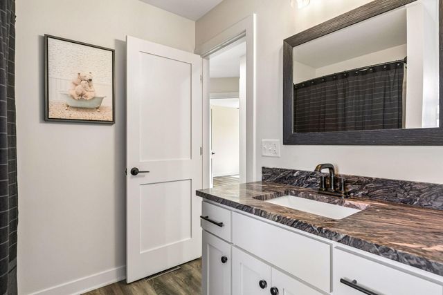 2423 Pond Avenue E, Maplewood, MN 55119