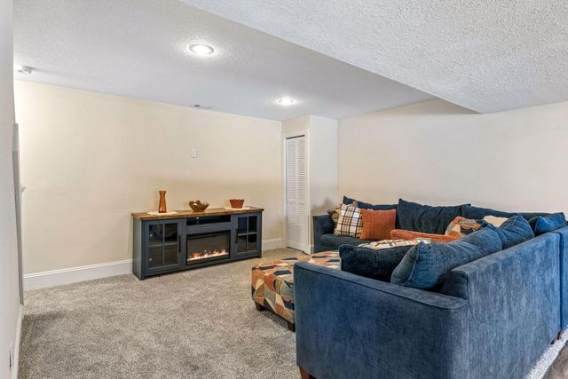 2423 Pond Avenue E, Maplewood, MN 55119