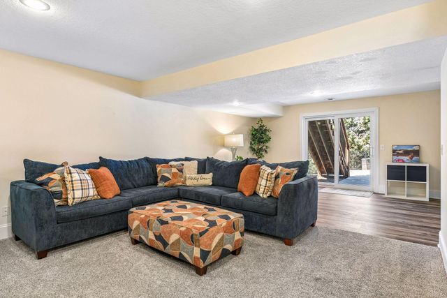 2423 Pond Avenue E, Maplewood, MN 55119