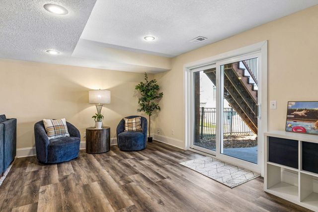 2423 Pond Avenue E, Maplewood, MN 55119