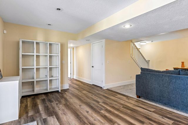 2423 Pond Avenue E, Maplewood, MN 55119