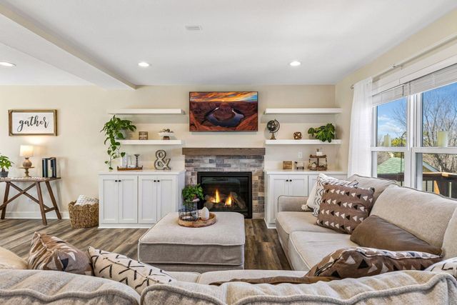 2423 Pond Avenue E, Maplewood, MN 55119