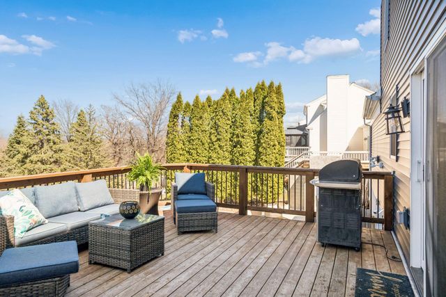 2423 Pond Avenue E, Maplewood, MN 55119