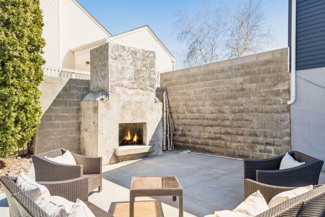 2423 Pond Avenue E, Maplewood, MN 55119