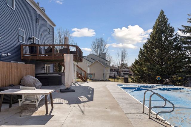 2423 Pond Avenue E, Maplewood, MN 55119