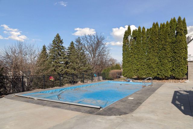 2423 Pond Avenue E, Maplewood, MN 55119