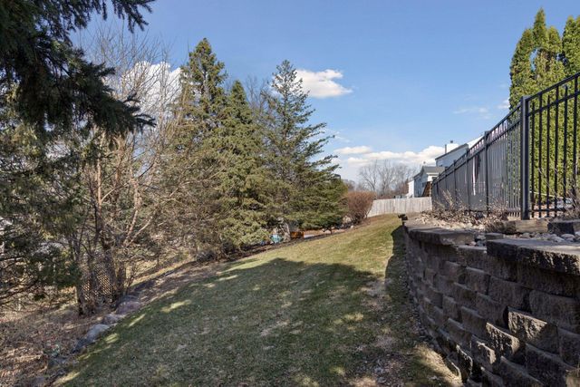 2423 Pond Avenue E, Maplewood, MN 55119