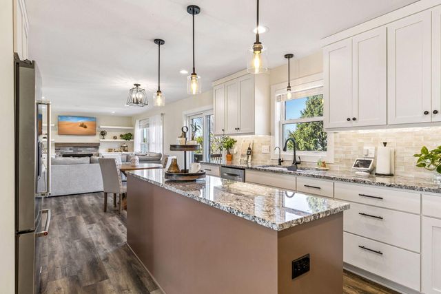 2423 Pond Avenue E, Maplewood, MN 55119