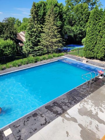 2423 Pond Avenue E, Maplewood, MN 55119