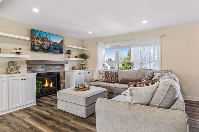 2423 Pond Avenue E, Maplewood, MN 55119