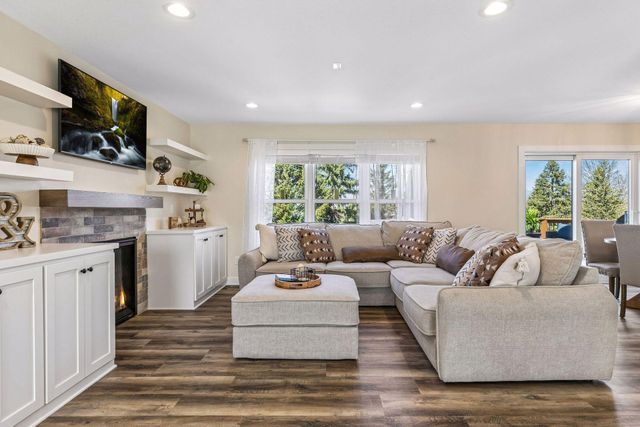 2423 Pond Avenue E, Maplewood, MN 55119