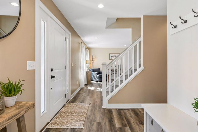 2423 Pond Avenue E, Maplewood, MN 55119