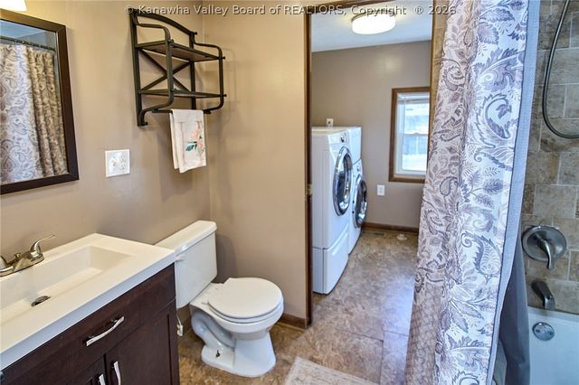 216 Carriage Way, Nitro, WV 25143