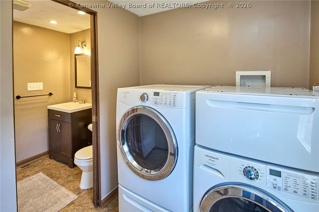 216 Carriage Way, Nitro, WV 25143