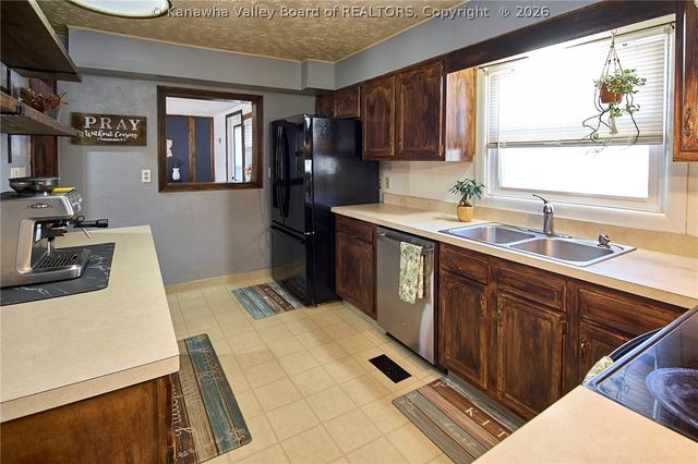 216 Carriage Way, Nitro, WV 25143