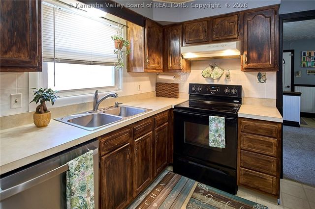 216 Carriage Way, Nitro, WV 25143