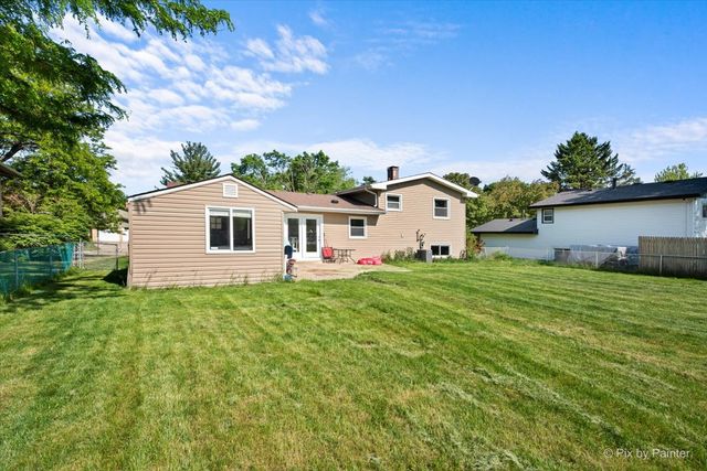 860 Darlington Lane, Crystal Lake, IL 60014
