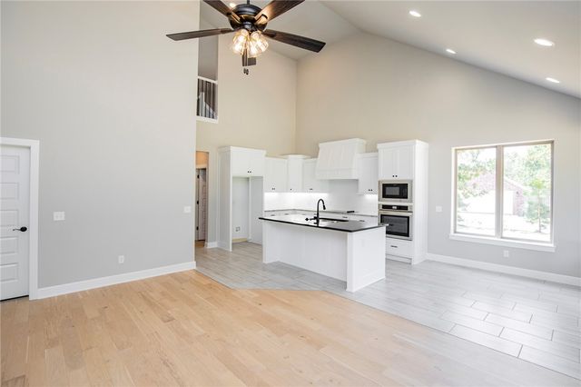 1 Nairn Lane, Bella Vista, AR 72715