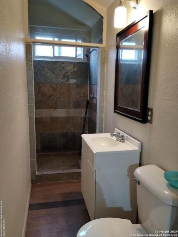 475 Skyline Dr, Bandera, TX 78003