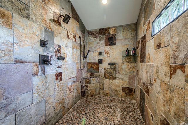 193 DORIS DR, Kerrville, TX 78028
