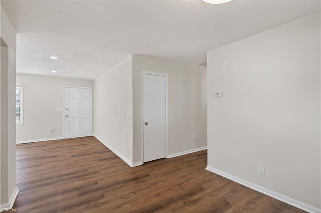 1214 Jamal LN W, Portsmouth, VA 23701