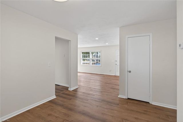 1214 Jamal LN W, Portsmouth, VA 23701