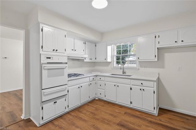 1214 Jamal LN W, Portsmouth, VA 23701